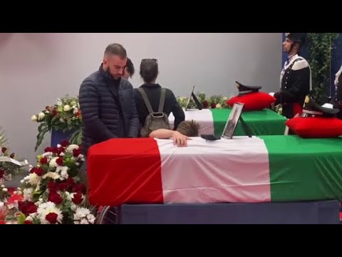Camera ardente carabinieri, militare ferito abbraccia la bara del suo comandante morto nello scoppio