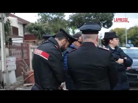 I detriti davanti alla casa di Sigfrido Ranucci dopo che una bomba ha distrutto la sua auto