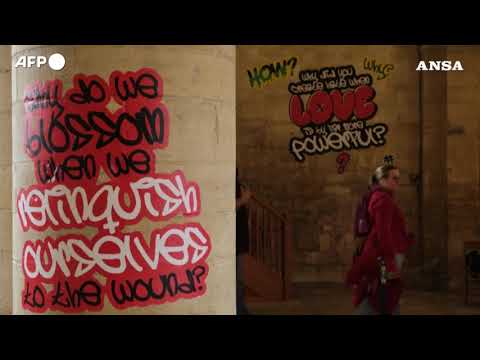 Graffiti con domande a Dio nella cattedrale di Canterbury, polemiche in Inghilterra
