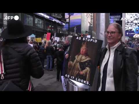 Marcia contro Trump a New York, in piazza decine di migliaia di persone