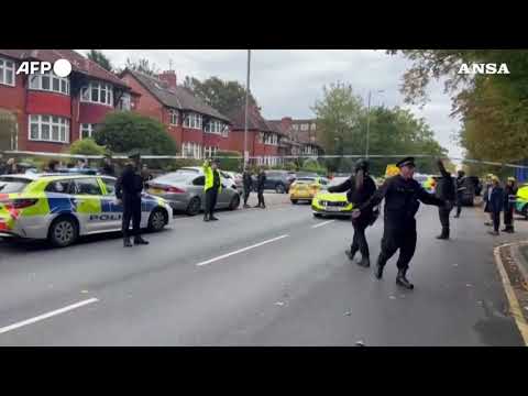 Manchester, attacco con coltello davanti a una sinagoga: tre morti compreso l’aggressore