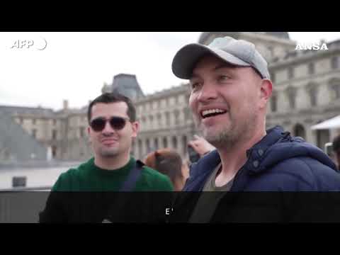 Parigi, furto al Louvre: le reazioni dei turisti alla chiusura del museo