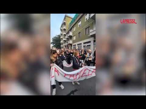 Milano, in centinaia alla fiaccolata in memoria di Pamela Genini