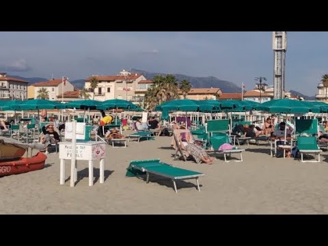 Bagni, ombrelloni e tintarella: le ultime giornate di mare nell’estate senza fine di Viareggio