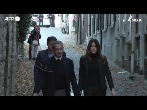 Sarkozy mano nella mano con la moglie Carla Bruni fino al carcere