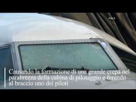 Usa, aereo colpito a 11mila metri di quota da un oggetto non identificato: cosa è successo