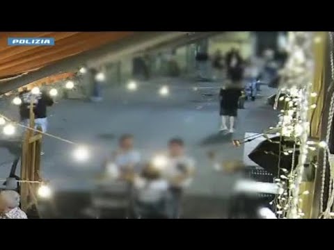 Le rapine in centro storico: catenine e collane d’oro scippate ai passanti