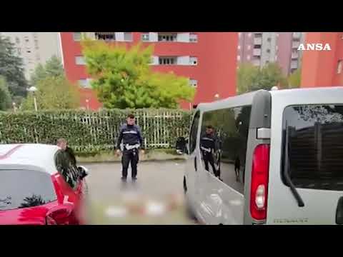 Milano, donna ferita al volto con un coltello: i rilievi sul posto