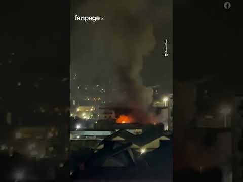 Esplosione e incendio a Napoli, evacuato palazzo a Gianturco: magazzino divorato dalle fiamme