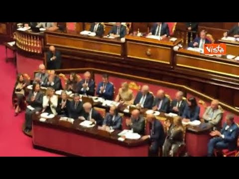 Applausi e standing ovation del centodestra per Meloni in Aula al Senato al termine del suo…
