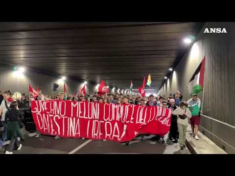 Corteo a Torino per la Flotilla, gli studenti bloccano l’ingresso della tangenziale