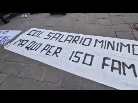 Firenze, la protesta dei caddy in piazza Signoria