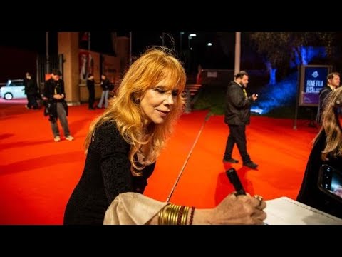 Rosanna Arquette, il red carpet alla Festa del Cinema tra autografi e selfie con i fan
