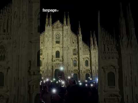 Milano, in Piazza Duomo un minuto di silenzio e torce dei cellulari a illuminare durante il corteo p