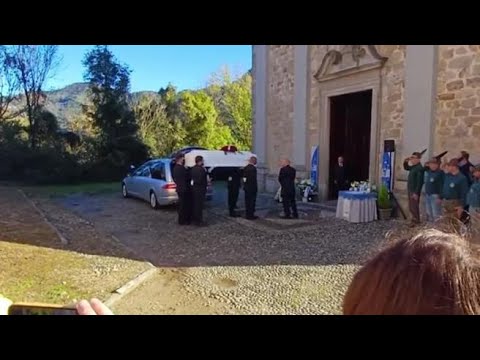 Pamela Genini, l’arrivo del feretro nella chiesa di Strozza