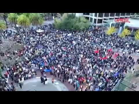 In centinaia in piazza a San Francisco per protestare contro la politica sull’immigrazione di Trump