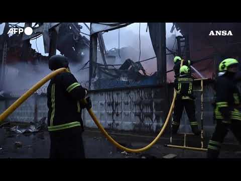 Vittime e feriti in un attacco missilistico su Kiev, in fiamme un magazzino