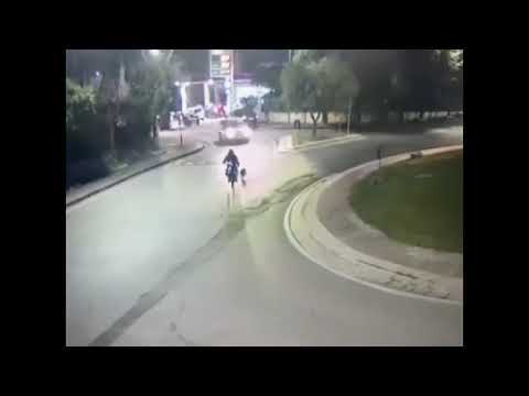 Napoli, con l’e-bike trascina il cane legato con una catena al collo: denunciato