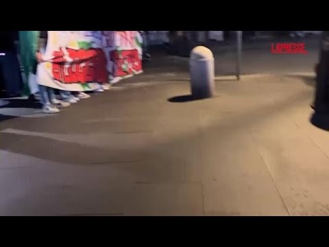 Flotilla, a Roma lanci di bottiglie e fumogeni contro la polizia: le immagini