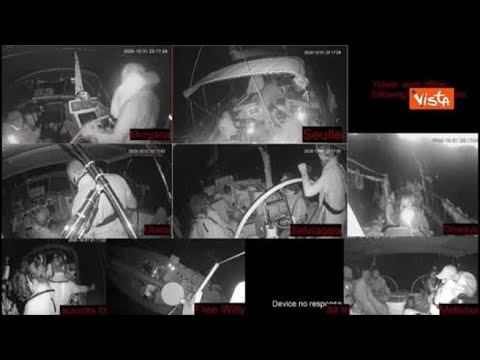 Abbordaggio israeliano alla Flotilla, gli attivisti con le mani in alto