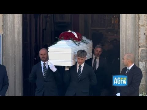 Il funerale di Pamela Genini: il feretro bianco e la chiesa gremita