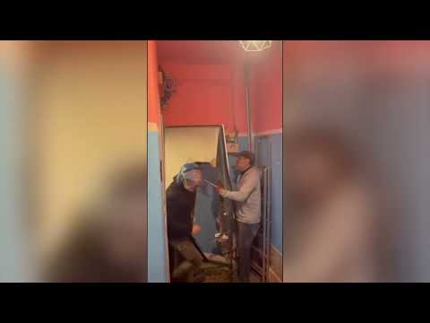 Il video dello sfratto a Bologna: il muro sfondato con una mazza per fare entrare la polizia