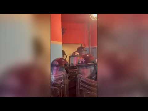 Il video degli scontri durante lo sfratto a Bologna: tafferugli tra attivisti e forze dell’ordine