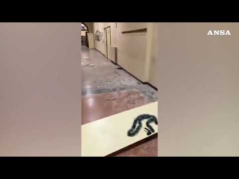 Blitz nel liceo occupato a Genova, incappucciati con spranghe devastano aule le aule