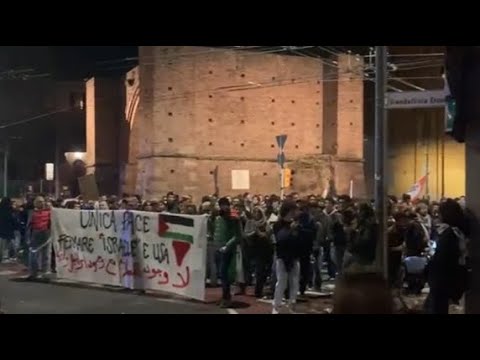Bologna, il video corteo dei Giovani palestinesi e dei collettivi da piazza Nettuno ai viali