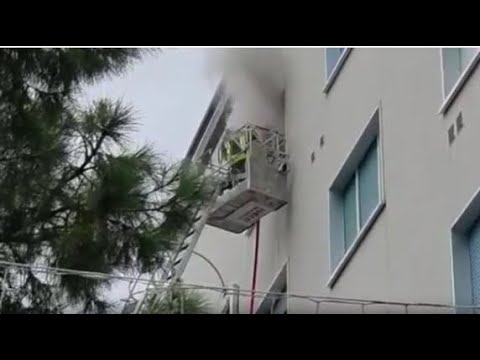 Il video dell’incendio in viale Ceccarini a Riccione: morta una donna di 67 anni