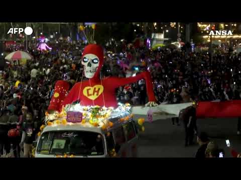 La sfilata di Catrina illumina Citta’ del Messico prima del Dia de los Muertos