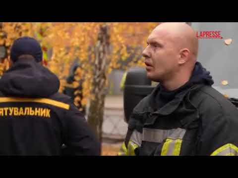 Missili russi distruggono magazzino a nord di Kiev, in Ucraina