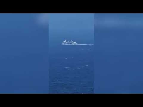 Mare agitato al largo di Capri: il traghetto è in difficoltà