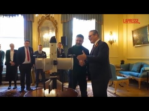 Zelensky presenta a Londra il drone Octopus durante l’incontro con Starmer: il video
