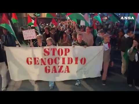 Protesta dei manifestanti pro Gaza alla stazione di Viareggio, bloccati i binari