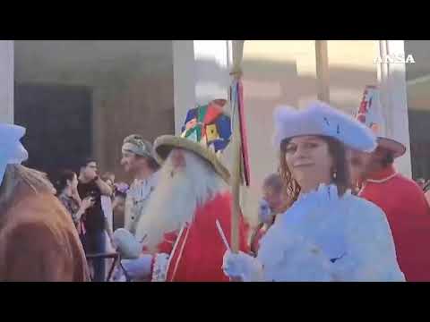 Vaticano, da Pulcinella a Colombina: tutti in maschera alla Porta Santa