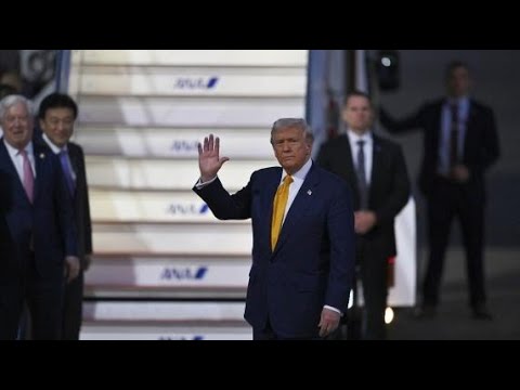 L’arrivo di Donald Trump a Tokyo per incontrare la neo premier Takaichi