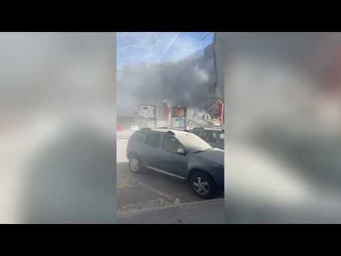 Sesto San Giovanni, il momento del crollo della ex Magneti Marelli: la nube di fumo e i detriti