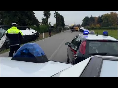Bus di studenti si scontra contro auto: un morto e cinque feriti