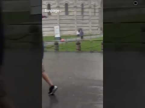 Forte temporale si è abbattuto nel centro di Pisa, allagamenti vicino alla Torre pendente