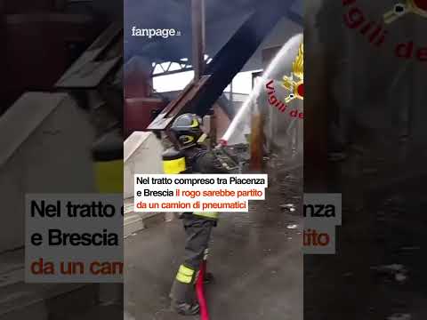 A fuoco il casello sull’A21: struttura distrutta dalle fiamme, bloccati gli ingressi dell’autostrada