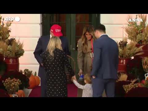 “Dolcetto o scherzetto”, Trump e Melania celebrano Halloween