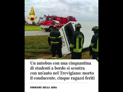 Autobus con studenti si scontra con un’auto nel Trevigiano: morto conducente, cinque ragazzi feriti