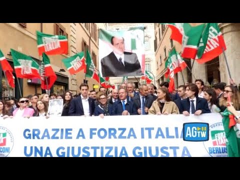 Sì del Senato a riforma Giustizia, Forza Italia esulta in piazza con la gigantografia di Berlusconi