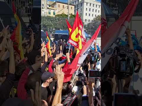 A Napoli i manifestanti proPal sfondano il cordone delle forze dell’ordine, nessun disordine