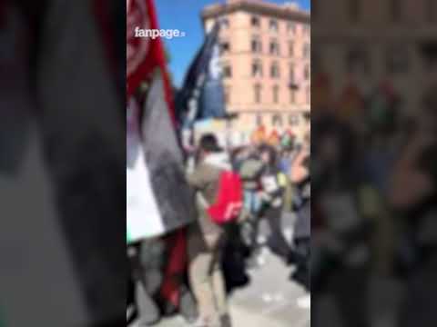 Lancio di uova contro il ministero dei Trasporti a Roma durante il corteo a sostegno di Gaza e della