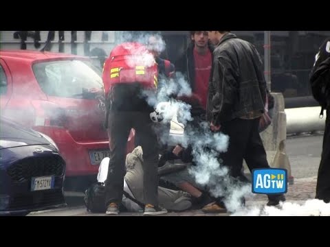 Gli scontri all’Italian Tech a Torino: lancio di lacrimogeni, ferito un manifestante