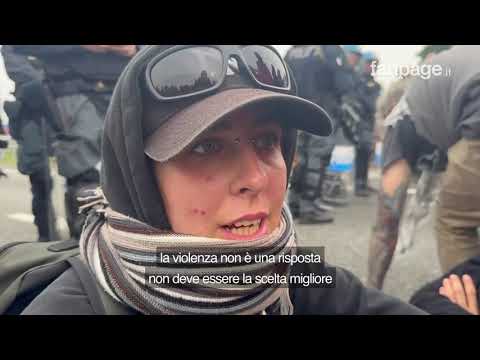 Il discorso della manifestante ai poliziotti schierati con gli scudi: “Siete umani come noi”