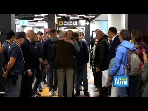 Il rientro dei parlamentari italiani che erano sulla Flotilla: gli abbracci in aeroporto