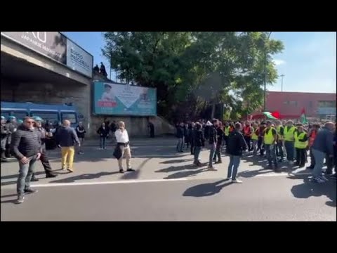 I tafferugli tra il corteo e la polizia in via Stalingrado:  «Andiamo in tangenziale»